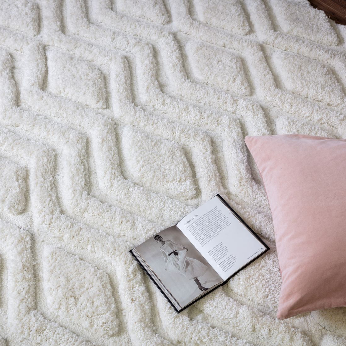 Harrison Shaggy Diamond Curved Rug - Off White Harrison Shaggy Diamond Curved Rug - Off White